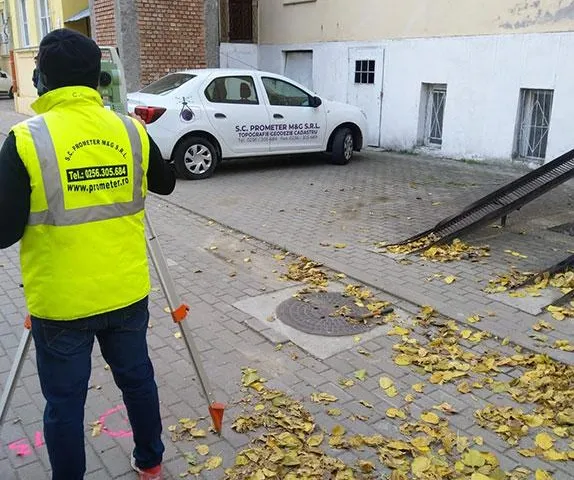 Inginer topograf PROMETER M&G măsurând un imobil pe teren cu stație totală