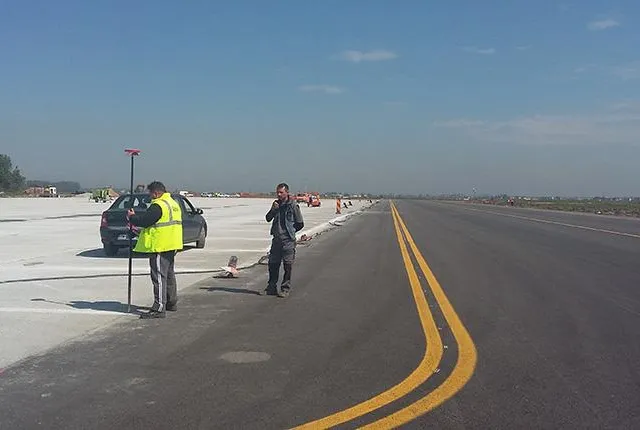 Ingineri PROMETER M&G efectuând măsurători cu GPS pe pista unui aeroport